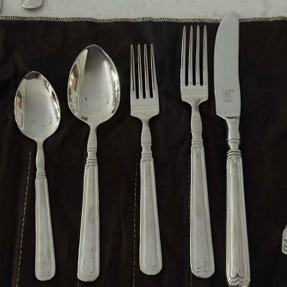ZWILLING J.A. Henckels 18/10 Stainless Steel Flatware Set, Service for 4 - Picture 1 of 6